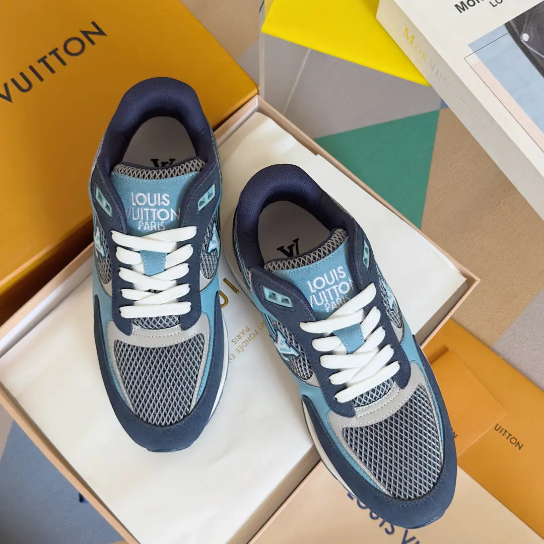 Top Version: Men LVLouis Vuitton. LHome. Donkey. RUN AWAYSeries Leisure Sports shoes Original procurement development Make the goods. Paragraph Run Away Sports shoes, fit. Monogram Daningbu and the technology grid., Showing the inspiration of running shoes.. Don't get into the work detail., Embroidery LV The letters were swayed over the side with the long tail of the comet., Louis Vuitton's logo is a shoe-strap. Send a cabinet for fine packaging🛍📦 ▪️Fabulous.: Original import of head-level cattle skin+Network ▪️Uchi.: The original imported air network. ▪️Shoes under the sole.: Original OpenEVA+TPUMaterial ▪️Bottom: 4CM ▪️Size: Men39-45（Custom46/47）