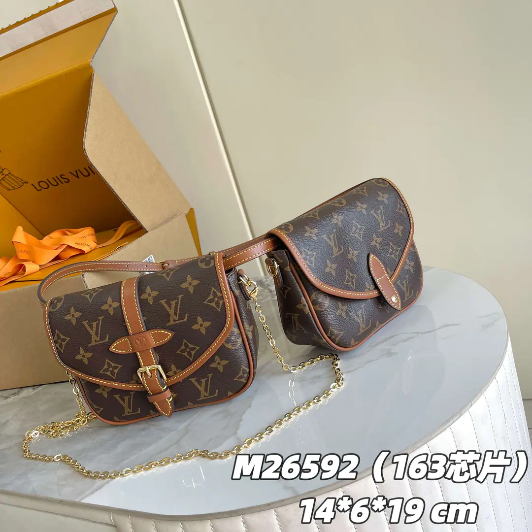 【 C01 Chip version】 Internal pricesP Paragraph: M26592, M27096Original List Enhancement💪【I'm taking a background picture.】2025 Autumn and winter money. Duo BB The bag is a new shape., Combining design with modern style. This paragraph of fun is re-emerged. Saumur The classics of the handbags., Introduction of branding Monogram The canvas is tied to the leather of a contrasted cow., With a remunerative shoulder belt. It can be worn around the waist., Two layers separate the sides of the crotch., And we can split it into two separate bags.. Metals add a more refined quality.. 14 x 6 x 19 centimetres (High x Kuan x Length)