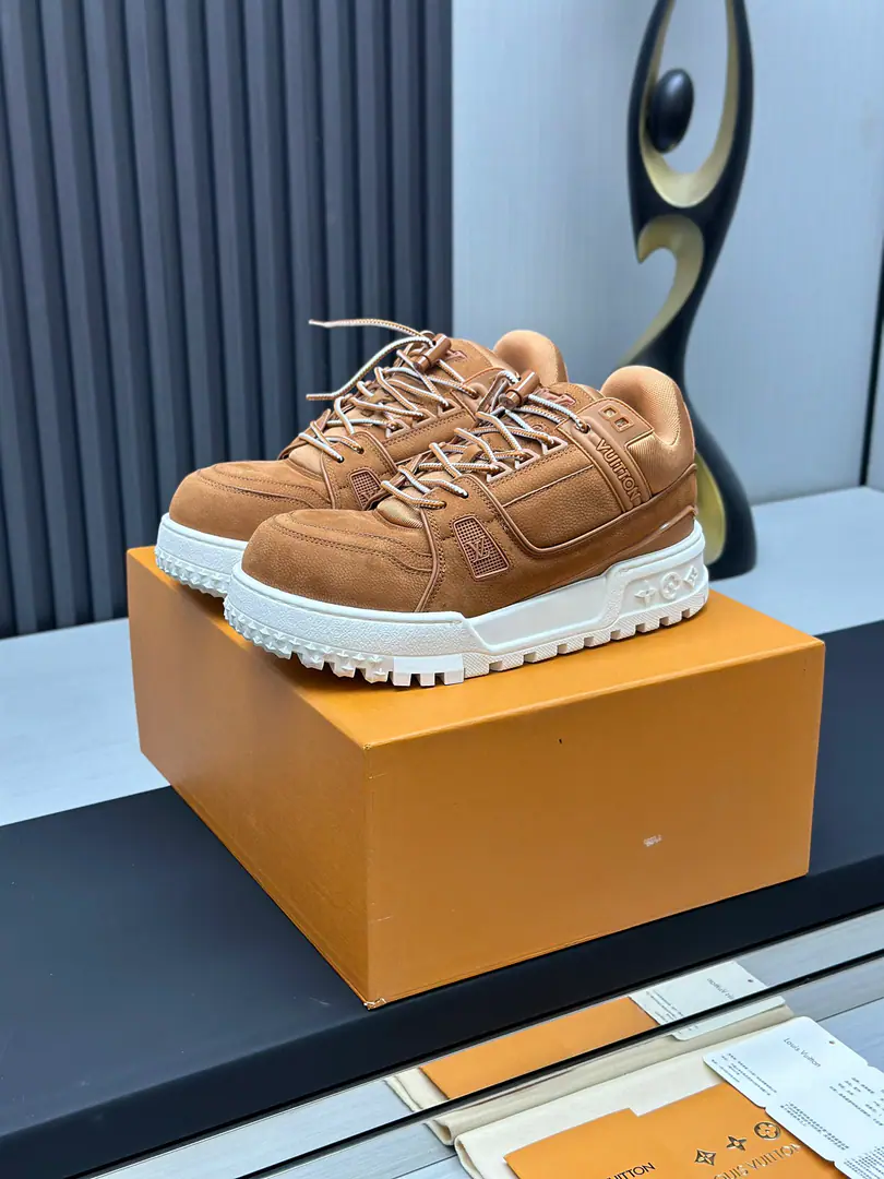 Plant prices Top Version （Fat Ding.）LV-Louis Vuitton.-A classic show. Empty glue process·Original1: 1Develop Rematch！！The upper foot is very comfortable. Luxury materials, - I'm doing a little work., The bottom print is European English letters. The shoe face is combed by Italian imported cow skin., The side of the side is branded.LOGOSigns and signatures, The latest emulsion pad.➕The netted inside., I'm so comfortable with my feet.. Original factory-specific double colourTPUGroup Bottom. Packet process Solid sewn by locks Fabulous.:Uniquely customised head-deck skin. Parts:A private model.Vuitton Marking Uchi.:Customize silk slides.-In the top silk cow. Otsumi!:TPUCombine heavy ground grinding and skating yellow Foot.:New emulsion pads.-The veil is sweaty. Pool process:All computer needles are wired. Shoeheads. Backset Cold thermal mode. Full pull-out. Medium down.logoStripes Box packing -Shoe belt. Certificate Card Notes Accreditation Dustproof bags The best wrapper on the net. Female35-40Men38-46（38/46Make a no-refund order.！
