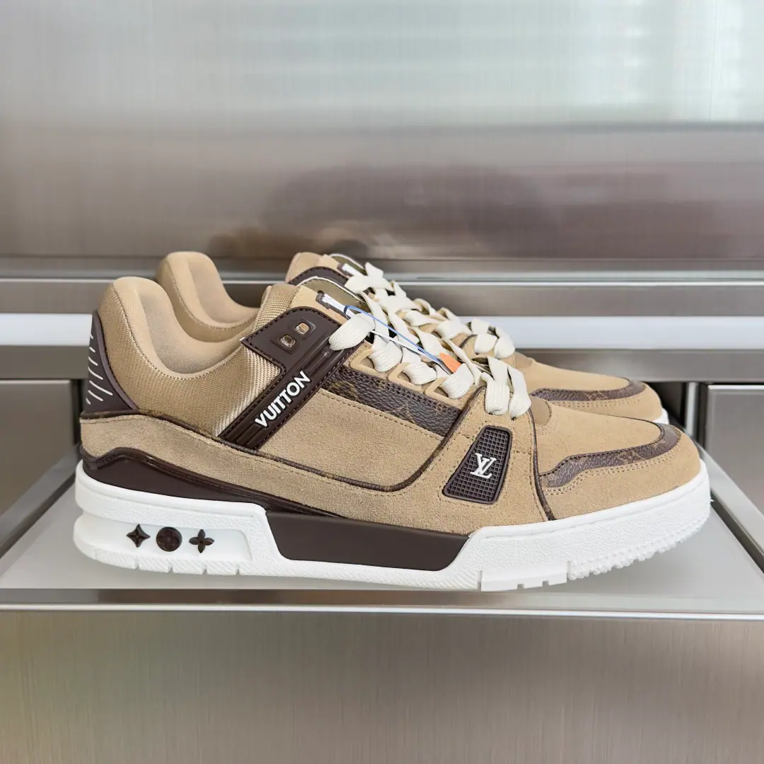 Top Version: Men LV TrainerLouis Vuitton. Donkey. LHome. Couple money. Leisure Sports shoes Skis. Paragraph LV Trainer Sports shoes for extraction Monogram The canvas., with2026 The groceries of the Spring and Summer Boys Show echoed.. Monogram The canvass is a little bit more detailed., Key bag presents the leather.. Embleming rubber outside. Monogram Flowers. Send a cabinet for fine packaging🛍📦 ▪️Fabulous.: Original customized import of head-level cattle skin ▪️Uchi.: The original custom-made air network. ▪️Otsumi!: Original Open Model Slide-InTPUMaterial ▪️Bottom: 3CM ▪️Size: Men39-46