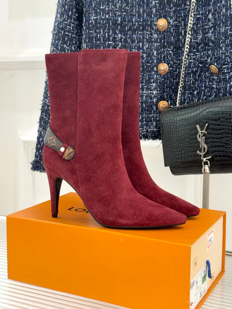 🏧𝐋𝐕A new item in the donkey's autumn and winter. Top-of-the-art old-skins belts with high and short boots. Fine MetalLVSign it up. Personally pointed design Nice and fashionable. Perfectly stretching the legs. ♪ Gives you confidence and freedom between walking ♪. Comfortable and tall.8cm Walking is sexy. The fabric is in the original form of sheep./Bullskins. The insides are all sheep's skin. Italian imports are so thick. Size35-41 [40/41Custom]