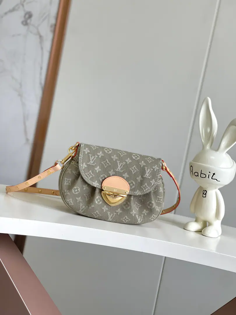 【Outside Haiwon‬Single A home of the truth.‬Shoot.】Top half steel reinforced version Chip M27210 It's a modern experience.SunsetThe bag is...Rendez-VousA new piece of the series.. Designed byKhakiThe colored cowboy cloth is carefully crafted., With gold metal, It's perfect. It's perfect.. The bag is equipped with a purposeful plug., Slanting,, Single shoulder or hand belt. Inside, a plaque., And a full-sized space would be a more comfortable source of everyday necessities.. 27 x 18 x 3 centimetres (Length x Height x Wide)