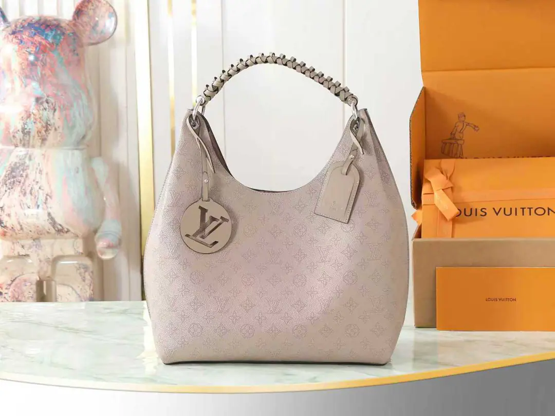 【Top First List It's so exclusive.】M53188Gray Sac Carmel Handbag. M53188 M52950 This Carmel package from the flight pattern series uses the new evolutionary design of the season., A sharp combination of letters piercing.. It's byMahina YsLeather made, The fine gold metal is highlighted., And weeded leather.LVAddress holder for suspension and demovable. The wide internals allow you to store all the necessities of your day.. Dimensions: 40x17x35centimetres