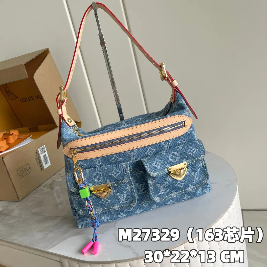 【 C01 Chip version】 Internal pricesP Paragraph: M27329, Original List Enhancement💪【I'm taking a background picture.】 Denim Rendez-Vous New limit for series Baggy Handbag., A nice little look with a nice zipper head.. The classic Daningbu wrapped up with a color-coloured leather-side and metal., Each front bag is marked with a different button.. It's a perfect size to take out the city for the weekend., And I'll be safe with the lipstick.. 30 x 22 x 13 centimetres (Length x High x Kuan)