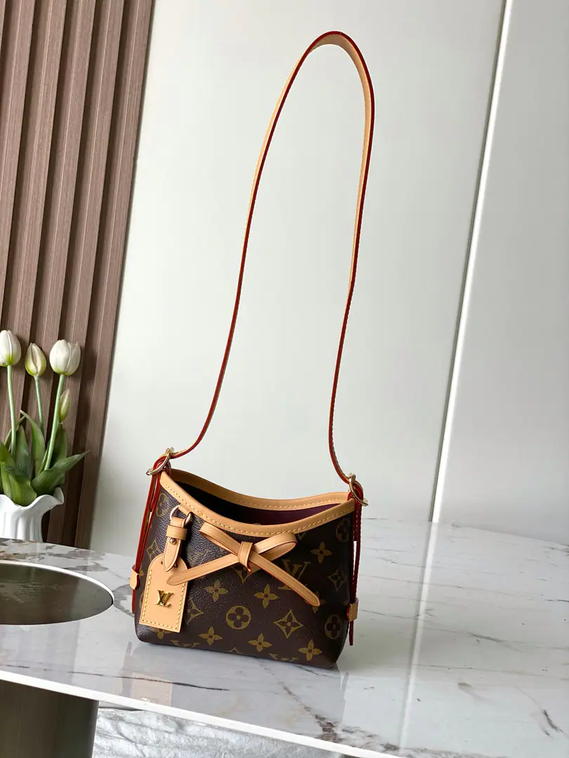 Original List Enhancement+Half steel hardware., Developments C, Chip, M2A Paragraph Nano CarryAII The bag is a new classic in the form of a lindling.. Monogram The canvas is tied to the leather-coloured edge., The details of the belts are so warm and radiant., Decoration Name Card DotLV Letter. Metals show the proper tone., Reconciling shoulder belts to multiple backseats. Dimensions: 16 × 15 × 9.5 cm