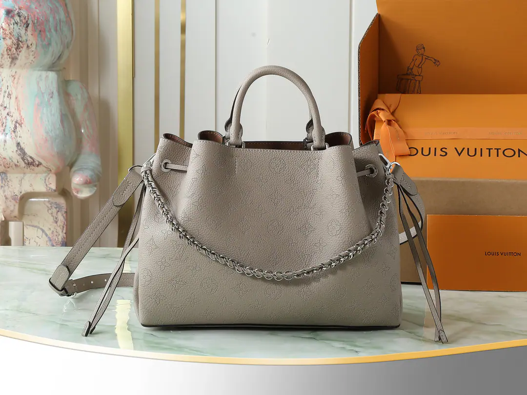 【Top First List, It's so exclusive.】M59201Like ash. Whole-skin shopping bag series M59200 Paragraph Bella Tote Handbags are so smart as to combine the design essence of the bucket bag with the Tot bag.. Soft, and engraved leather, it's a wrinkled and dreary work., The chain of jewelry., To give a little bit of a hand to the day.. Dimensions32 x 23 x 13 centimetres(Length x High x Kuan)
