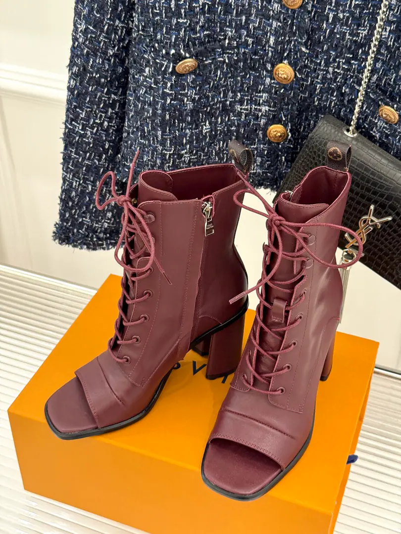 🏧𝐋𝐕A new ass for the fall. Fish mouths with thick toes and short boots. The grace and the tide are here to live. A fine fish mouth design with shoes. The softness of the toes is revealed in a delicate light. Whether it's a street that travels through the cities of China Facework customized leather with original The insides are all parchment. Italian imports are so thick. Size:35-41 [40/41Custom]