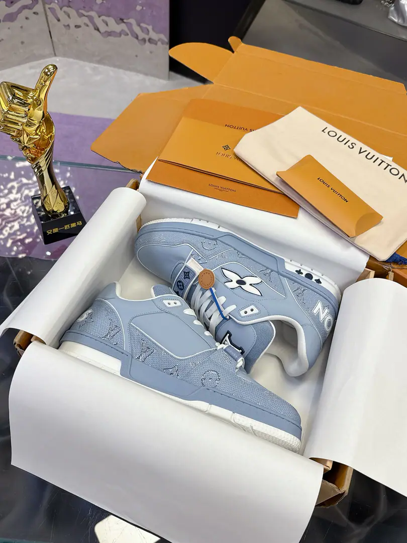 Plant Top VersionLVA new magic stick. Couple money. LV Louis Vuitton.LHome. Trainer 25- Open spring./New paragraph Leisure Sports shoes Skis. LV Trainer The inspiration for sneakers is from the ancient basketball shoes., Representative Virgil Abloh The idea of a landmark design A contemporary show of the ancient basketball shoes.. Pyre leather. The latter echoes the designs of the season's dressmaking series.. Monogram Flowers on the rubber bottom, LV Letters with shoe tongues. ✔️Fabulous.: Original customized head-level cattle skin ✔️Uchi.: The original custom-made air network. ✔️Otsumi!: DoubleTPUGroup Bottom ✔️Bottom: 3CM ✔️Size: 35-45