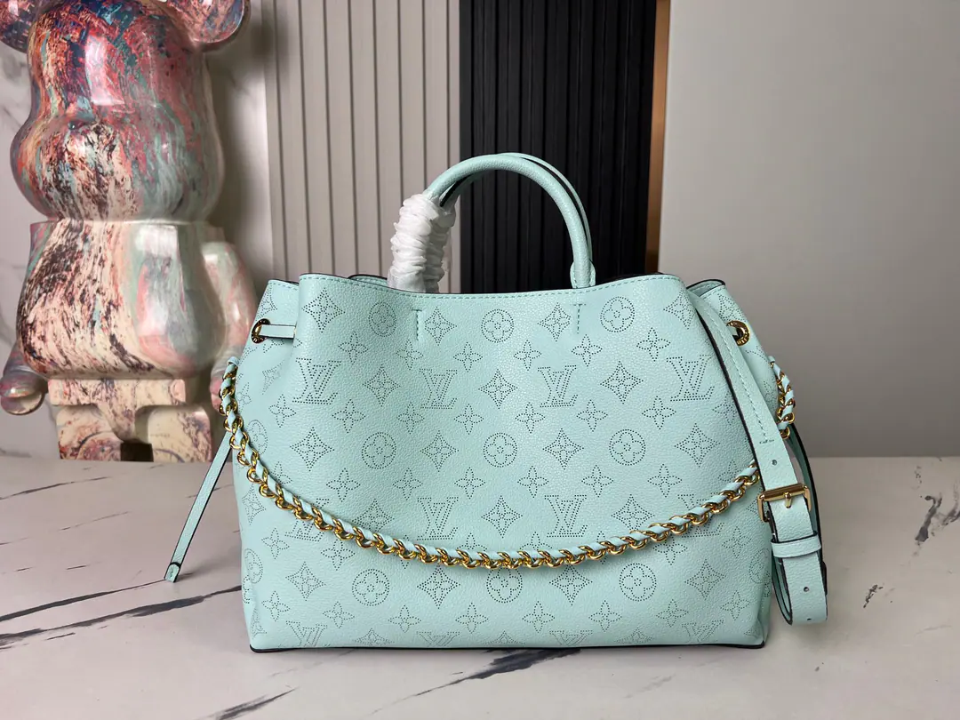 【Top First List It's so exclusive.】M23395Mint green. Whole-skin shopping bag series BELLA TOTE Handbag. m23395 Green（Empty）Paragraph Ays Bella Tote The bag is a piece of leather that can be mixed with a bucket bag and a travel bag.. Softly shaped and softly colored conveys a simple and elegant style.. Separated inner layer with wide-open design, The best way to travel by air.. Dimensions: 32 x 23 x 13 centimetres