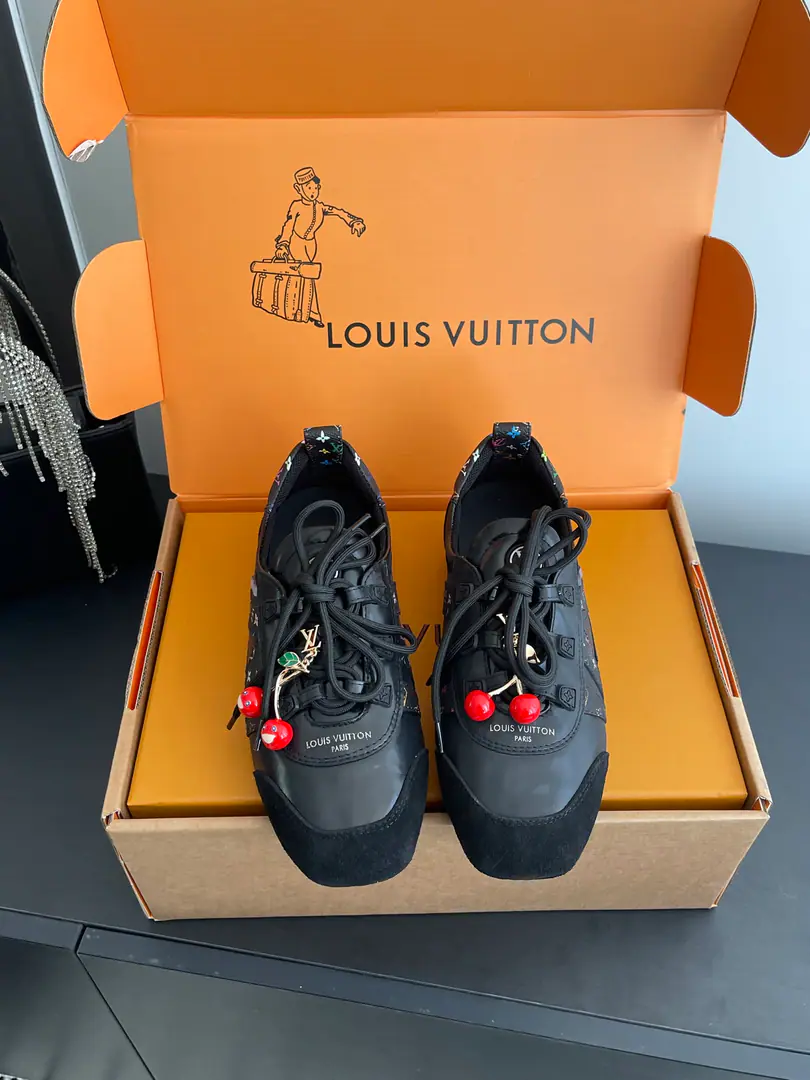 [🍒Cherry.➕60] 🏧𝐋𝐕 SneakerinaThe ballet shoes. Flat shoes, leisure shoes. Paragraph LV Sneakerina Ballet sneakers for summer., Will Monogram Daningbu is a fine match with the same colored cow leather.. The pair of shoes with the color. Monogram Flowers hanging, It's a fun one.. Sides are accelerator. LV Letter and rubber Louis Vuitton logo, The distinctive features of the current design. Monogram Daning's fabric./Cow leather./A leather belt. Louis Vuitton ElementsSacchetto Process infusion TPU Outside Codes: 35-41（40.41Do it.）