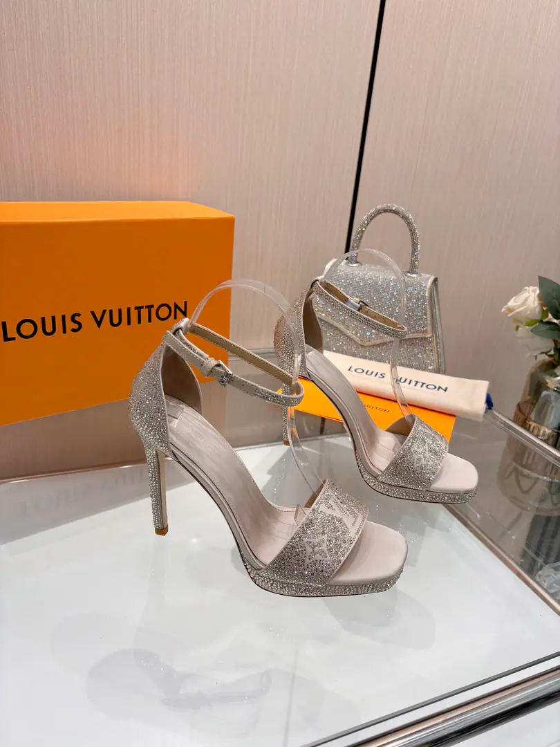 Plant price Requisition level】, Louis Vuitton 2026The official spring and summer series.！Perfect., New heels.🆕, Synchronise update of the network Lv- The drill.“logo”With a little bit, Shoe-face ironing rig., The details are full., The effect visual feast.💯It's hard to hide.lvThe grace is just fine., The upper foot is comfortable., Women are so good.. New original inverted, model, Extreme1:1shape, You're a good worker., Importing high-end fabrics shows a sense of precision.！ Fabulous.: Importing silk cloths Uchi.: Quality sheep skin. Foot.: Jelly., Italy is a big-ass country. 11- The squares./1.5A cubic water table covered with face skin Codes: 34-41（34.40, 41, Customize or not change） ​