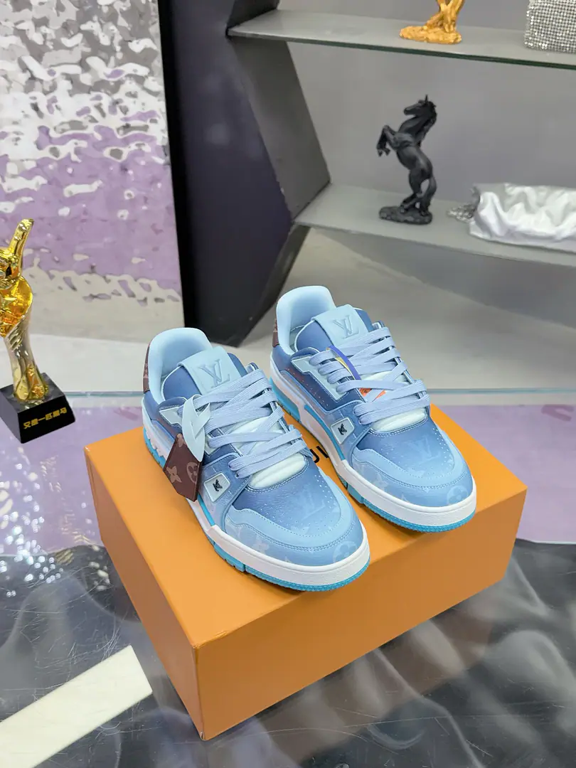 Plant prices Paragraph LV Trainer - The sneakers. Pharrell Williams with Nigo Yes. 2026 - Open spring. The men's show., The first label of two designers with a work-made nail to smooth-skinned leather shoes., It's fun with the image of the back.. Rubber LV Letters and Vuitton Identified high-profile design. Send a cabinet for fine packaging🛍📦 ▪️Fabulous.: Original customized head-level cattle skin ▪️Uchi.: The original custom-made air network. ▪️Otsumi!: Original Open-Screen Double ColourTPUGroup Bottom ▪️Bottom: 3CM ▪️Size: Female35-40 Men38-46