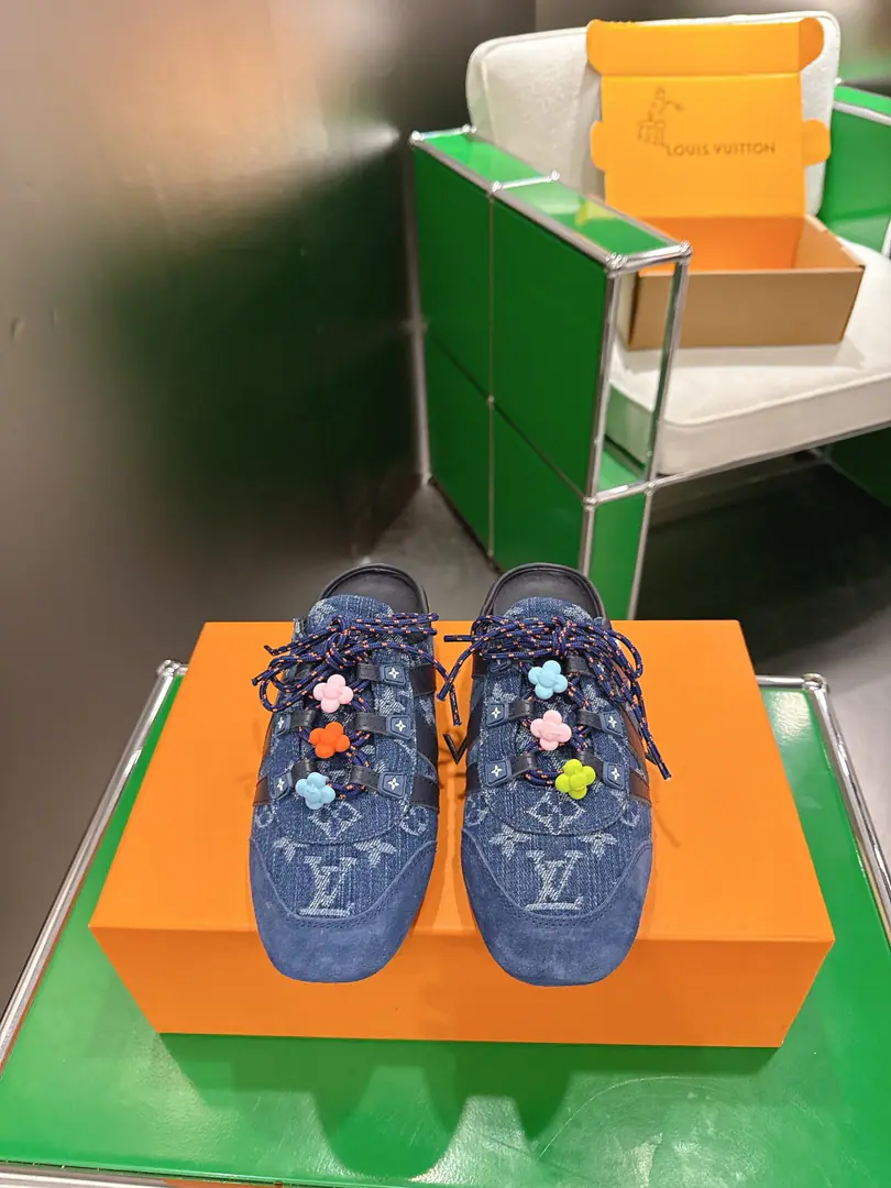 Louis Vuitton SneakerinaThe ballet shoes. - Tetsu. Half-trip of flat shoes. ‼️ Paragraph LV Sneakerina Ballet shoes are so flexible for the mix of shoes. The skin of the plough., I'm going to put the comfort of my sneakers together with the lightly shaped ballet shoes.. LV The letter and Louis Vuitton markings are on the right side., Monogram After the canvas, take the details.. Codes: 35～39(40.Custom） ​