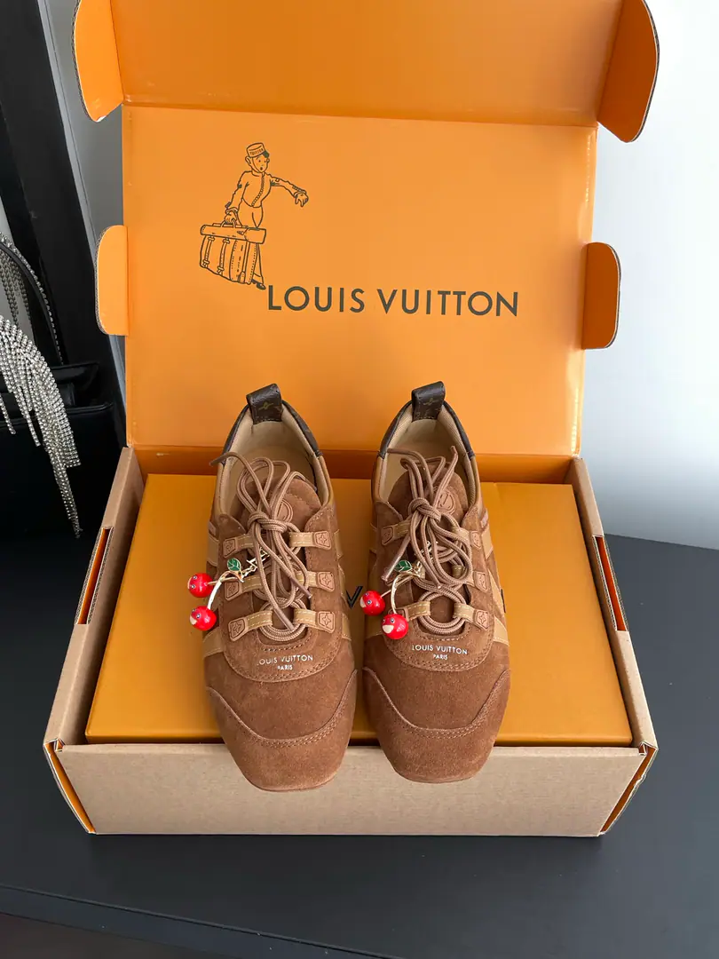 [🍒Append➕60] 🏧𝐋𝐕 SneakerinaThe ballet shoes. Flat shoes, leisure shoes. Paragraph LV Sneakerina Ballet sneakers for summer., Will Monogram Daningbu is a fine match with the same colored cow leather.. The pair of shoes with the color. Monogram Flowers hanging, It's a fun one.. Sides are accelerator. LV Letter and rubber Louis Vuitton logo, The distinctive features of the current design. Monogram Daning's fabric./Cow leather./A leather belt. Louis Vuitton ElementsSacchetto Process infusion TPU Outside Codes: 35-39（40.41Do it.）