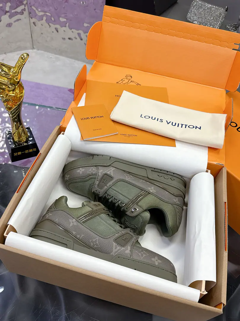 Plant（Aircraft box➕10） 2025Official Sync New Colour Excellent process. Customized Materials Original development Quality out. Welcome to the comparison. ❥❥❥❥❥❥LVShoes Series LV Trainer MaxiThe sneakers bring in the loose contour of the dress series.VirgilAblohIn the pen.LVTrainerSports shoe design, Spring and summer boys show.. The skin of the cow and the face of the skin, the fabric and the laces., And with a bunch of beads, you can see the classics.. LVLetters with shoe tongues, MonogramFlowers are outside.. Mixed Materials It's made of top-deep cow skin., Import custom-made cowboy cloth packages, Coarse shoe tie-tape design, Sideband Monogram Big stamp., Shoe tongue and back heel.”lv 54“Emblems., There's a rubber coat. Monogram Flowers., The cotton in the web., Comfortableness is as great as ever., The legacy of the good., Quality is paramount., Worth it.！ Codes: Women35-40 Men39-45（46I'll make sure I don't change it.） ♡Full package with original gift box