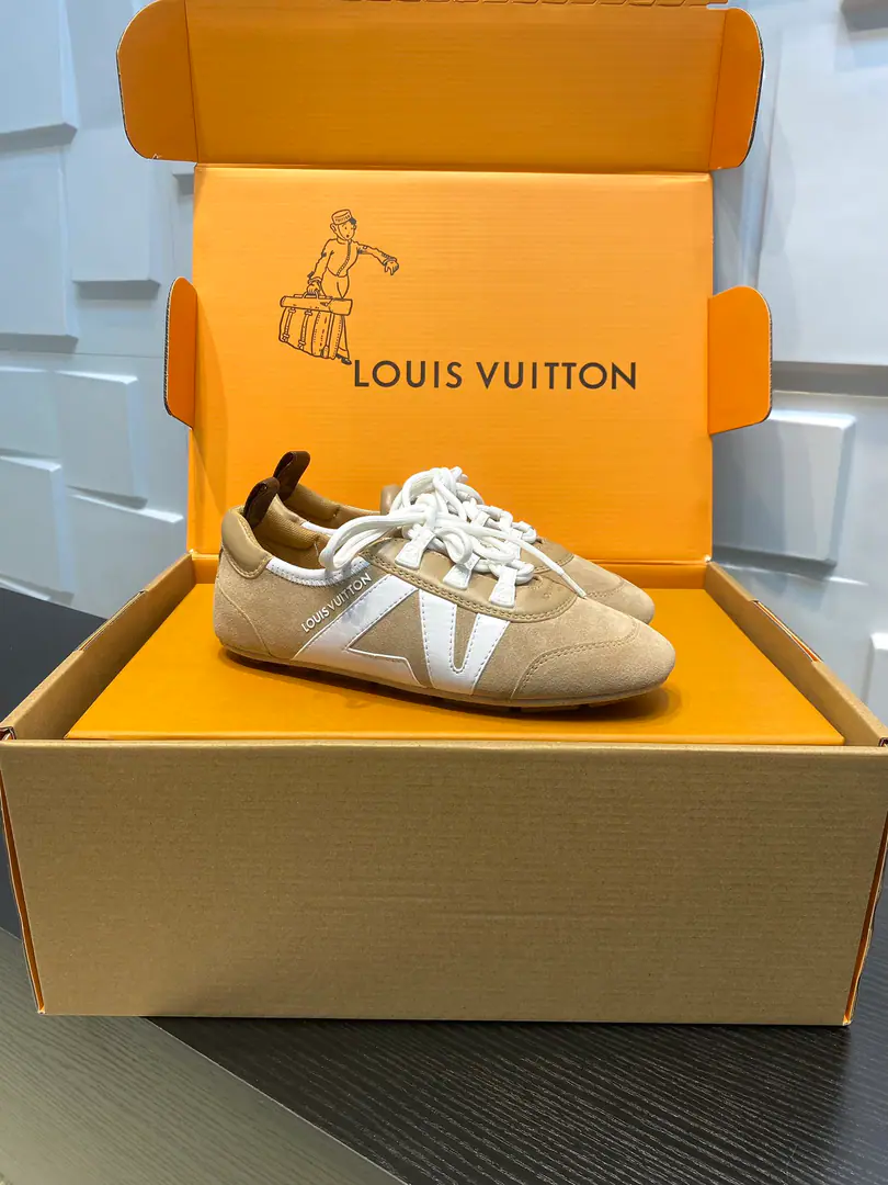Top Version LVLouis Vuitton. LHome. Donkey. LatestSneakerinaSeries Couple money. Ballet sneakers. - Tetsu. Leisure Flat shoes. Shoes. Original procurement development Make the goods. This one.LV Sneakerina Ballet wind shoes make flow lines with silky cow leather., The comfort of lightly shaped and sports shoes with ballet shoes.. Side LV Marking and Monogram After the canvas, bring the details., Sacchetto Process and TPU The outside is a softer dress. Send a cabinet for fine packaging🛍📦 ▪️Fabulous.: Original customized import of head-level cattle skin ▪️Uchi.: The original custom-made air network. ▪️Shoes under the sole.: Original modifierTPUMaterial ▪️Bottom: 1.5CM ▪️Size: Female35-41