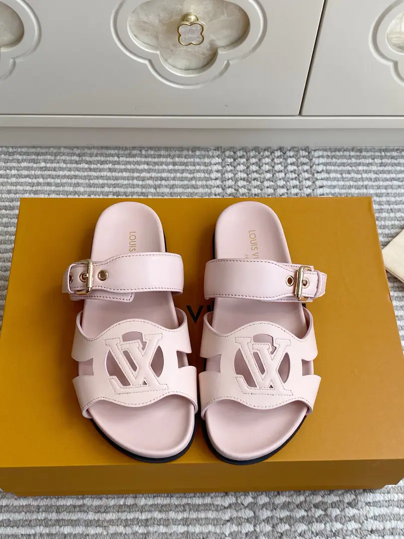 Batch 🐳LV｜ISLADouble buttons, thick sandals.✨ The counter.26SSNew paragraphISLAHoliday Series, Summer Blast. Import head-decked cow skin/It's two types of skin., EmptyLVPrecision. Double-modifiable metal belt, You can fit with your legs. I'll put a thick, fat, fat, fat-ass waterboard., I'm not tired of walking. Original flower-stressed, slide-proof rubber floor., Full details. size: 35-39（40.41.42Do it.）