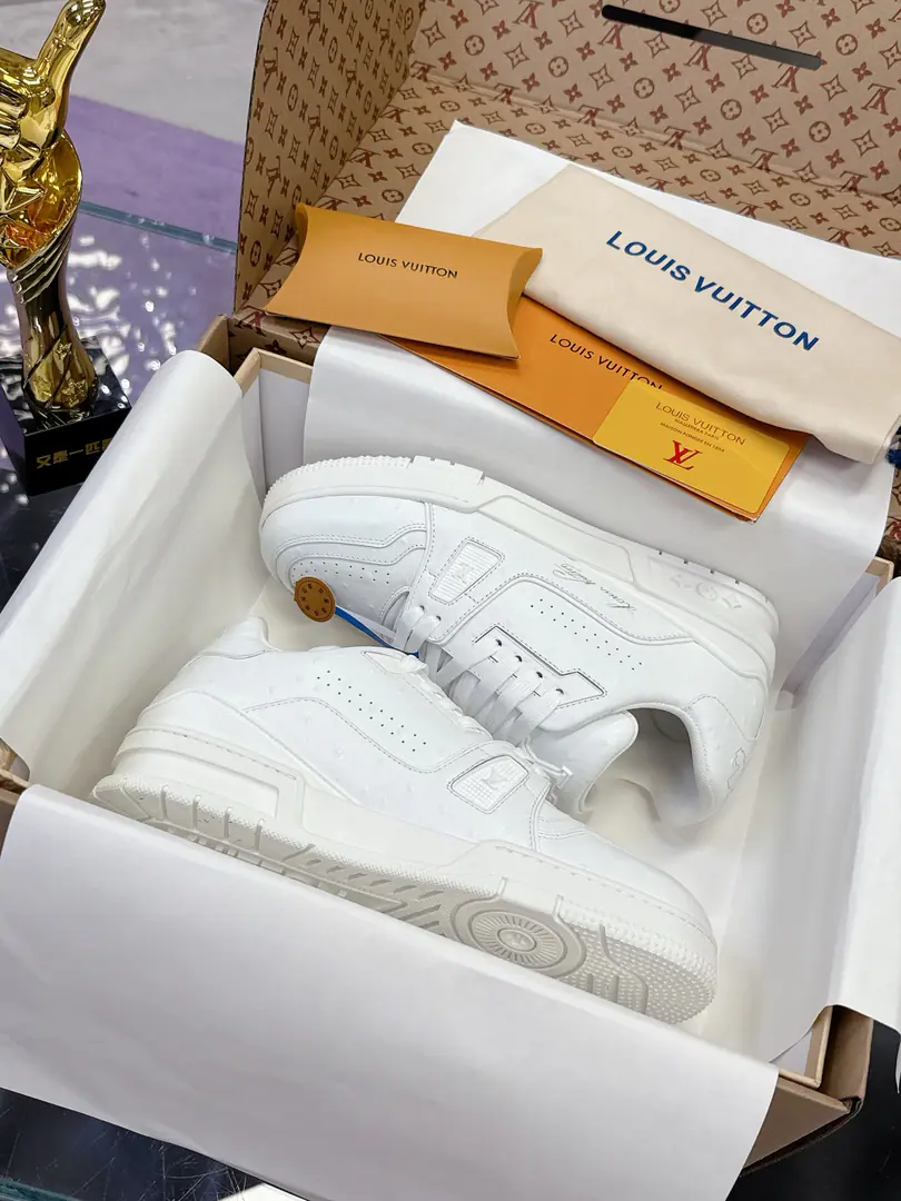 Plant Head-decked cow skin. Ostrich Line Original development Quality out. Welcome to the comparison. ❥❥❥❥❥❥LVShoes Series LV Trainer MaxiThe sneakers bring in the loose contour of the dress series.VirgilAblohIn the pen.LVTrainerSports shoe design, Yes.2023Spring and summer boys show.. The skin of the cow and the face of the skin, the fabric and the laces., And with a bunch of beads, you can see the classics.. LVLetters with shoe tongues, MonogramFlowers are outside.. Mixed Materials It's made of top-deep cow skin., Import custom-made cowboy cloth packages, Coarse shoe tie-tape design, Sideband Monogram Big stamp., Shoe tongue and back heel.”lv 54“Emblems., There's a rubber coat. Monogram Flowers., The cotton in the web., Comfortableness is as great as ever., The legacy of the good., Quality is paramount., Worth it.！ Codes: 35-45 ♡Full package with original gift box