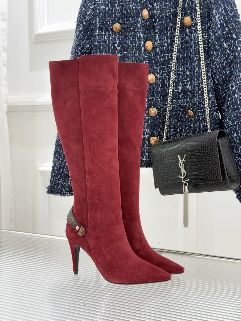 🏧𝐋𝐕A new item in the donkey's autumn and winter. Top-of-the-art old twigs with high-head and boots. Fine MetalLVSign it up. Personally pointed design Nice and fashionable. Perfectly stretching the legs. ♪ Gives you confidence and freedom between walking ♪. Comfortable and tall.8cm Walking is sexy. The fabric is in the original form of sheep./Bullskins. The insides are all sheep's skin. Italian imports are so thick. Size35-41 [40/41Custom]