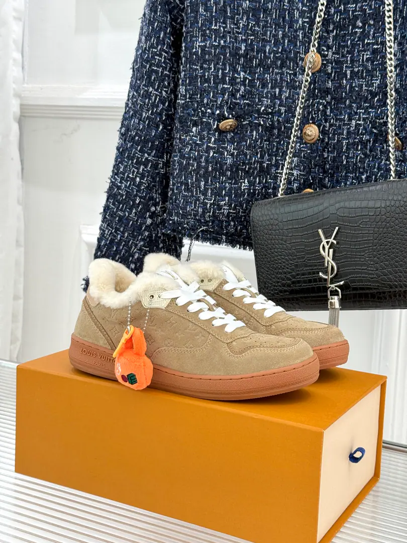 🏧𝐋𝐕Top quality of a donkey house. The new one is a couple.👫Leisure sports shoes The fabric is custom-made for cattle skin. The inside feet are all sheep's skin./wool. Original Opener CustomTPUOtsumi! size: 35-44 [Women40.41Custom]