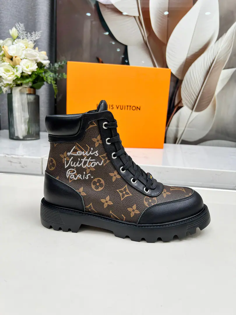 🌹🌹🌹Louis VuittonLouis Vuitton.2026Autumn and winter. High-end custom 1: 1Cycling Big stars, red-hot shows. Paragraph Territory Flat boots, smooth-skinned leather and... Monogram Skins of the oxen., Leisure boots with metal eyes and contour rubber on the outside. Metal LV Circle Sign the shoelaces., Fahrenheit. Precipitation: Bullskins. Uchi.: Lamb skin. Curtain: Original Open Colours: Black cloth. Black Full Skin Curry Codes35One.40（41 42Customable No re-election.）Welcome to the boss's opening.