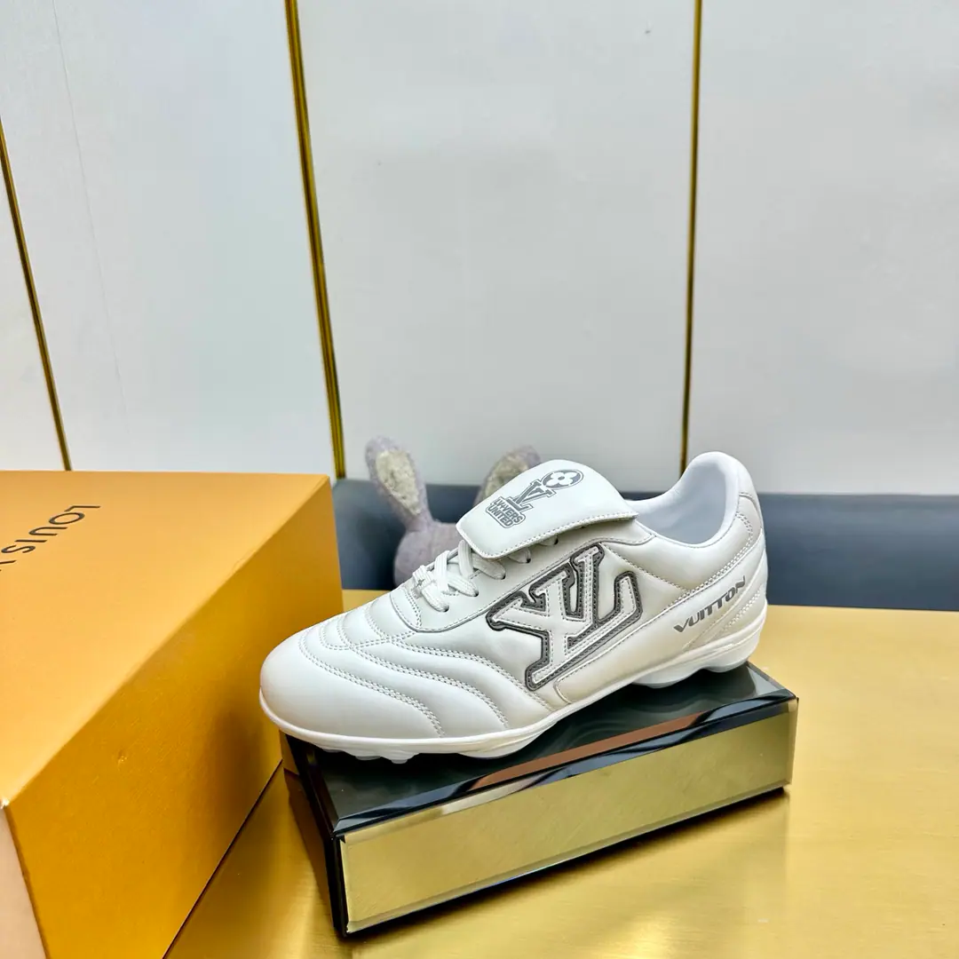 Plant price 2025New annual paragraphLVCouples with the same pair of shoes., 🔥🔥🔥It's just a fashionable thing to wear. This one. Footprint Soccer ♪ The sneakers on ♪2025The spring and summer fashion show., Yes.Pharrell Williams The first time I ever designed a football shoe.. Shoes are inspired by football that goes beyond generations and cultures., Echo2025Spring and summer fashion show., Theme for universal participation. Shoes are famous for their fluid design., The side is moving.IV InitialsSigning dots, The shoe-teleton straps are inspired by football.Lvers UnitedEmblem., And the soles of the soles of the rubber shoes are a lot of Louis Vuitton.. ♪ Fancy and leisure ♪ The fashion world., Codes（Female35-41, Women41Do it.）（Men39-46, 45-46Do it.）