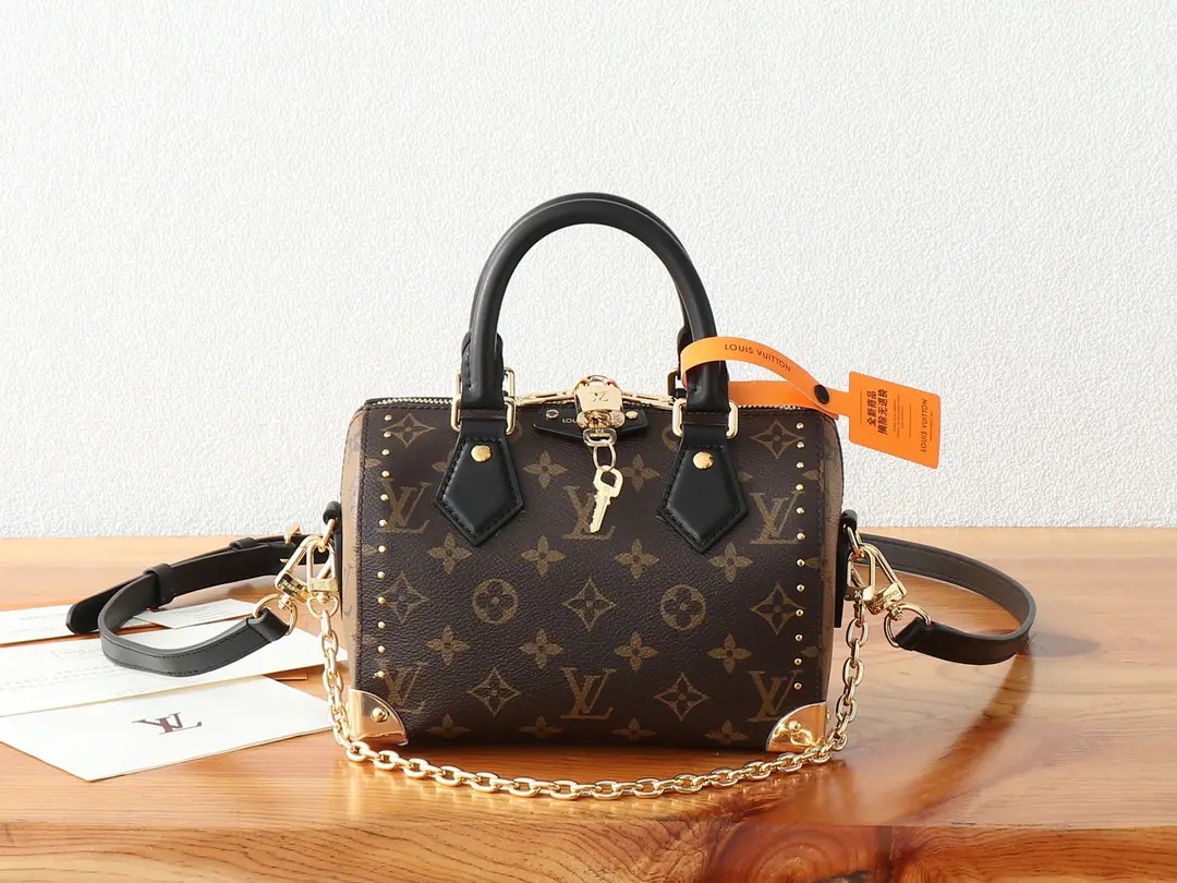 P👉Variable chip version‼️Top First List, Enhanced version‼️Speedy Trunk The bag recasts the classics with bold ideas., And look at Louis Vuitton. 2025 Cruise The Morning Spring Show.. Monogram The canvass are coupled. Monogram Reverse Arrange, Show Nicolas Ghesquière ♪ The sign of the brush, The glimmering metal is a gift for the remote-made container.. Shoulder belts and chains can be broken., Slash, It's all right with your shoulder or hand.. Model: M13146 Dimensions: 13.5 x 11 x 20.5 centimetres (High x Kuan x Length)