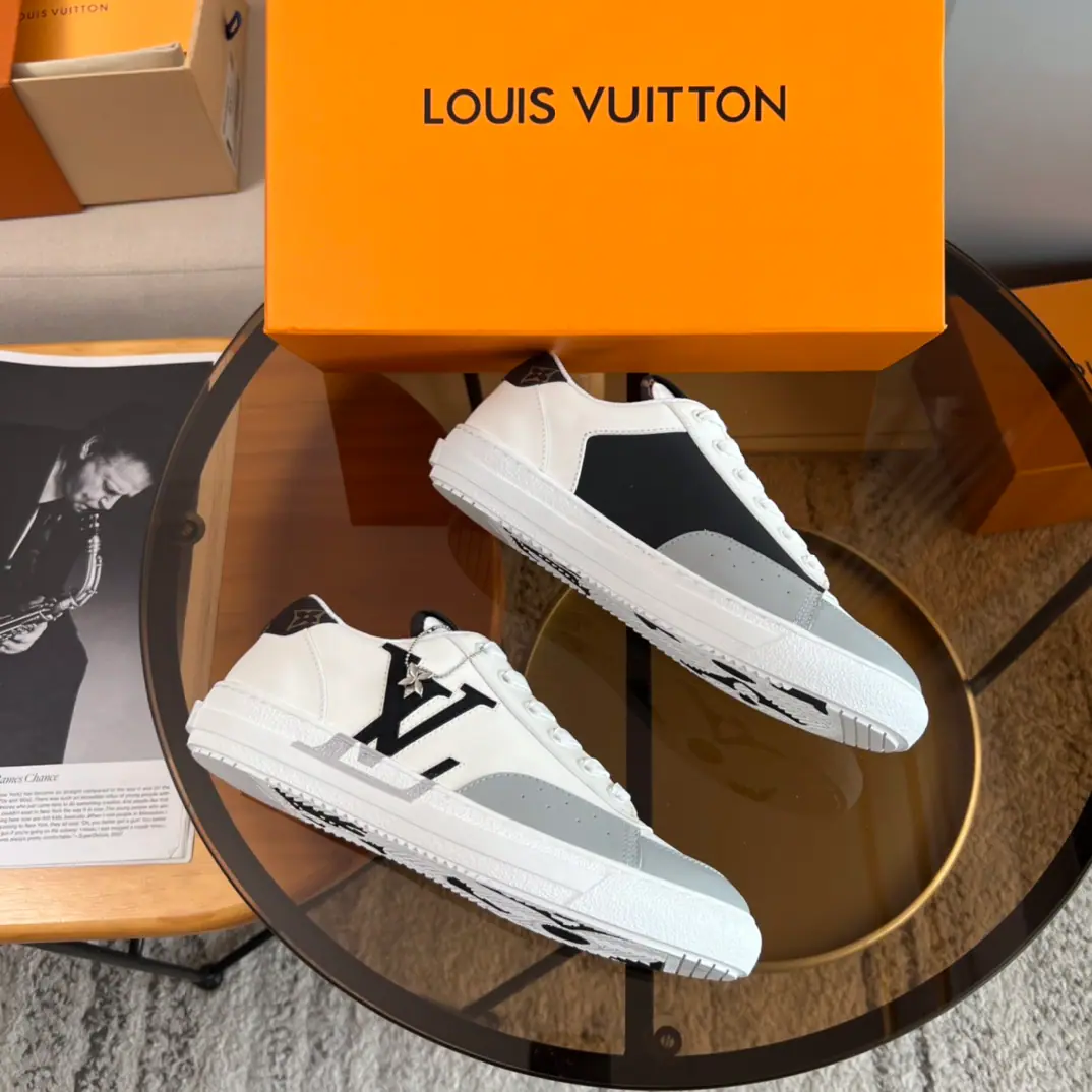 LVA pair of fairy-shoes will conquer.~ A nice, beautiful, clean pair of white shoes.~ Yeah. It's so simple., This way. Ewey's a little...~Cavay's little white shoes. I felt a little bit more of a girl on my upper foot., Ha ha!, And... Design shoe-faced sculptor The drill is full of high-end., After And design details., That's it.⊙⊙ The network is out of stock., Come to my house and fly straight now. High-end quality, After the sale,. size35~39 Men39-44