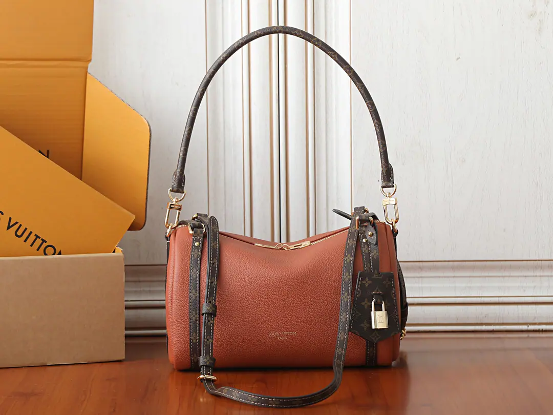 【 C01Dynamic chip】Top First List, Development of the original M29428✨‼️Paragraph Express The little handbag came from Flight Mode Series, Show, forever.. Louis Vuitton. Monogram The canvas is on the edge and the inside.. Marked key bags and locks on the Xiazawa., Or a zipper.. Elegance contour-based assembly of handles, Hands are raised and adjusted.. It's a perfect size to accommodate everyday needs.. 26 x 17 x 13.5CM (Length x High x Kuan) Cow leather. The topsaling side. Built liner Metal Double zipper. Can remove key bags and locks（But you can zip the head.） Shoulder belt.: Disableable, Adjustable Half a band.: 41.0 centimetres Half a length of the belt can be moved.: 47.0 centimetres Hand handle.: Hand handle.