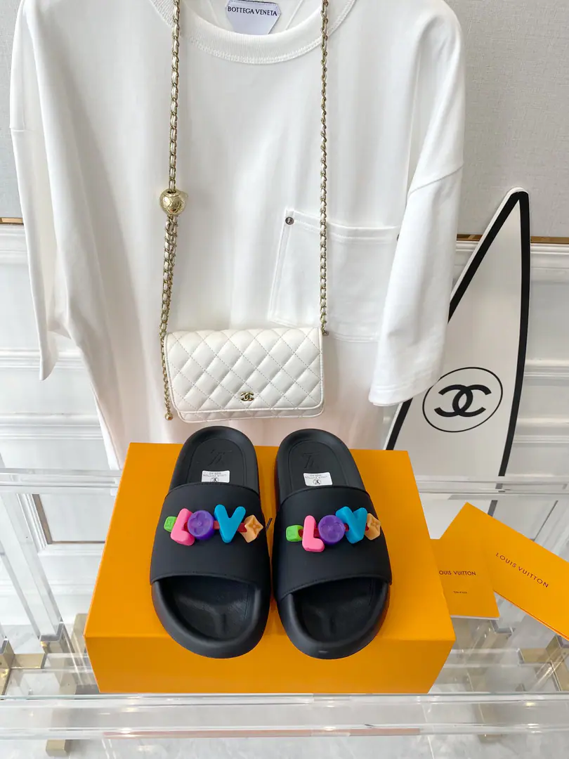 New exclusive.Lv2023ssHigh-form slippers ♻️The original development really did it.1:1 Top Version⚠️Welcome to the comparative market version.💯Code35-45