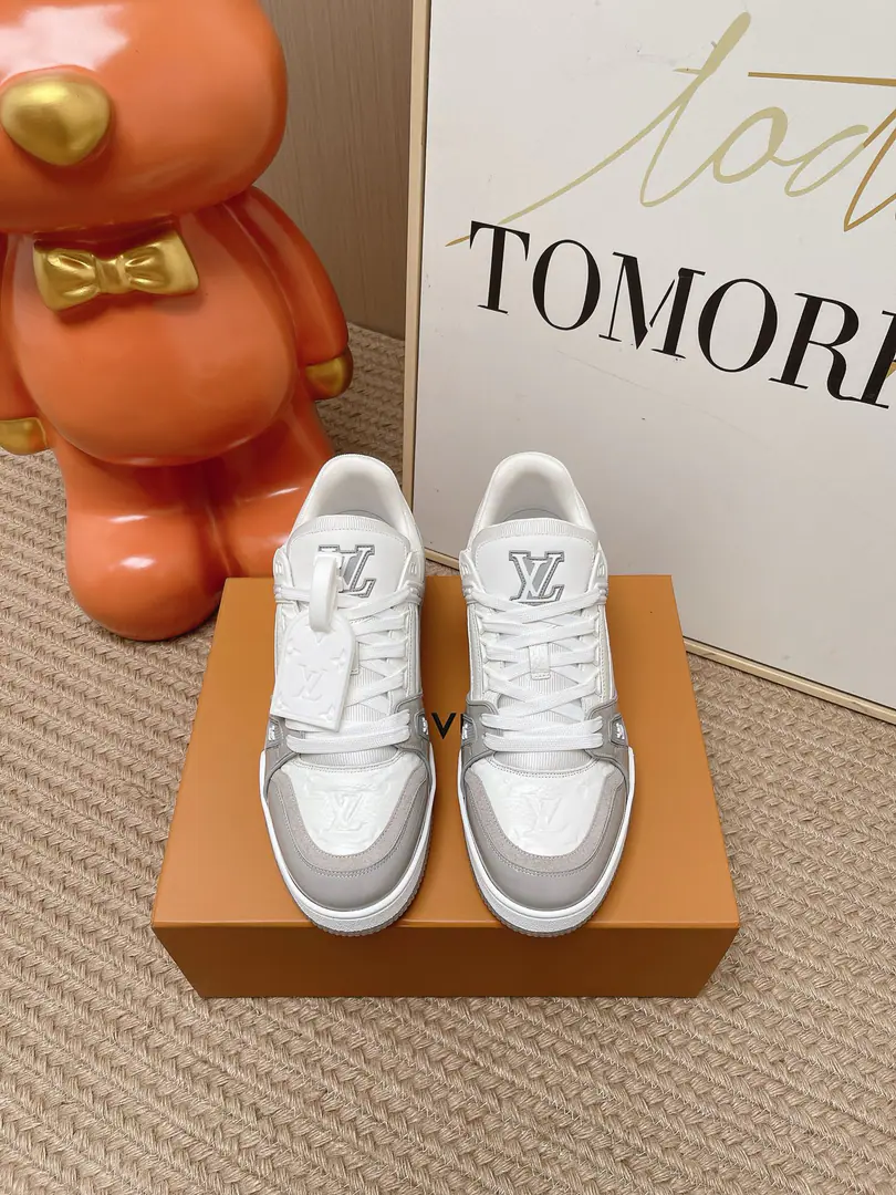 Top Version: Couple money. LV trainer~~New Upgrade~~Classic Return❗ Couple money., Skis., Basketball shoes., Sports shoes…… LVNew Sports Series. The reenactment.. Into the family's many classics.. Super handsome.~~ Full leather fabric., MatchLvThe badge., In the airnet., Original Base, Original shoes,, More details are perfect for the big stuff. size: 35—45（Women41.Men45Do it.）