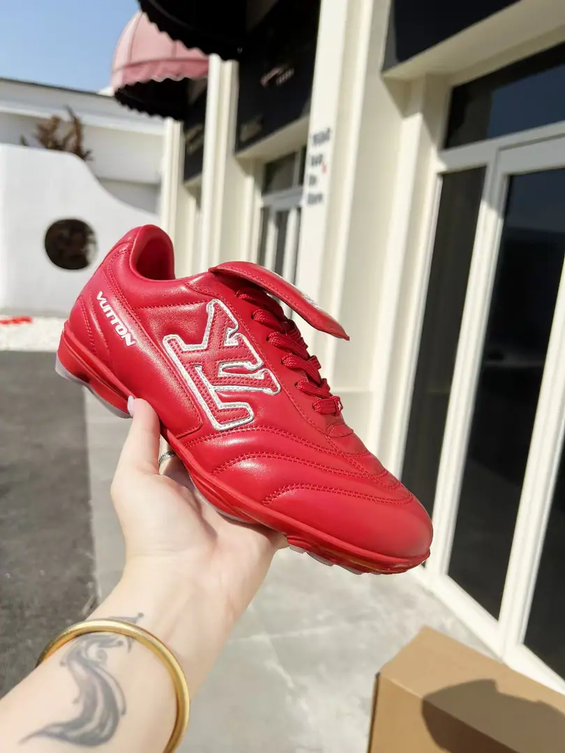 2025New annual paragraphLVCouples with the same pair of shoes., 🔥🔥🔥It's just a fashionable thing to wear. This one. Footprint Soccer ♪ The sneakers on ♪2025The spring and summer fashion show., Yes.Pharrell Williams The first time I ever designed a football shoe.. Shoes are inspired by football that goes beyond generations and cultures., Echo2025Spring and summer fashion show., Theme for universal participation. Shoes are famous for their fluid design., The side is moving.IV InitialsSigning dots, The shoe-teleton straps are inspired by football.Lvers UnitedEmblem., And the soles of the soles of the rubber shoes are a lot of Louis Vuitton.. ♪ Fancy and leisure ♪ The fashion world., Codes（Female35-41, Women41Do it.）（Men39-46, 45-46Do it.）