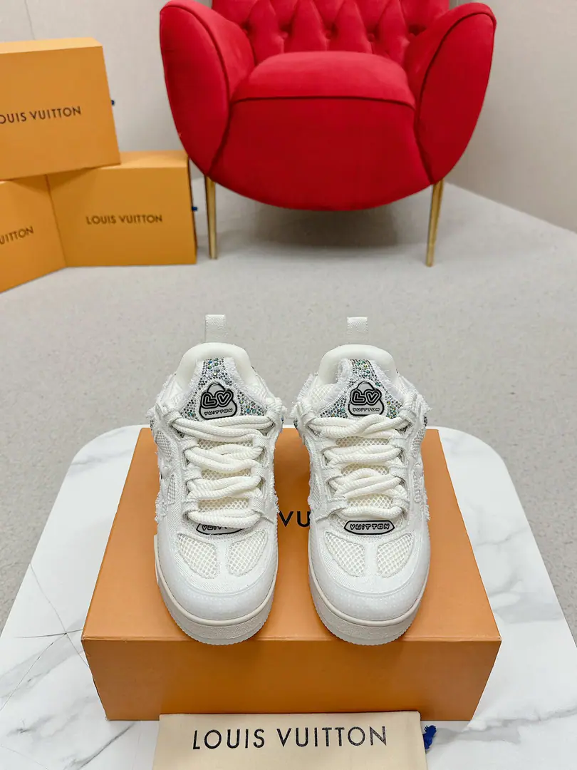 🅿️ Louis Vuiton·Louis Vuitton.🍀 🍀 LV SkateA series of bread shoes.-Skis.-Basketball shoes.-Leisure sports shoes Top Version🔝Original purchase development for sale👍🏻[Fireworks]LV SkateFrom2020Start extensionThe ViewProfessional skateboarding., It's been going on.90The big ones.. The designers added the stylish element., Like open-faced shoes and tongues and direction.Axion, esandDCThe strap of honor.. This one.LVSK8The sneakers are different from the typical skateboard shoes., It's made of cowbucks., WithTPUArranged andMonogramTexture. And finally..., And on his heels and his tongue.logoAnd the side flower pattern.. ☑️ Fabulous.:Original customized head-level cattle skin+Airnet. ☑️ Uchi.:The original imported air network. ☑️ Codes:Women35-40 Men39-44（Women40 Men45.46Custom No re-election.）