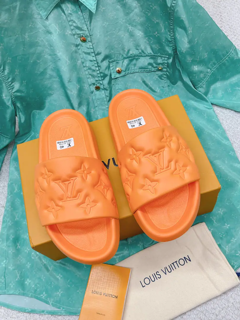Out Couple money. LV 2023Summer New Money MonogramFrozen slippers Original TemplateI Materials Soft and moderate., Like coconuts. The bottom of the shoe is not easy to slip.. Total waterproof rubber I Body, The position of the soles is designed to be wide., It's not stuck in the back. It's a drag. Codes35-45