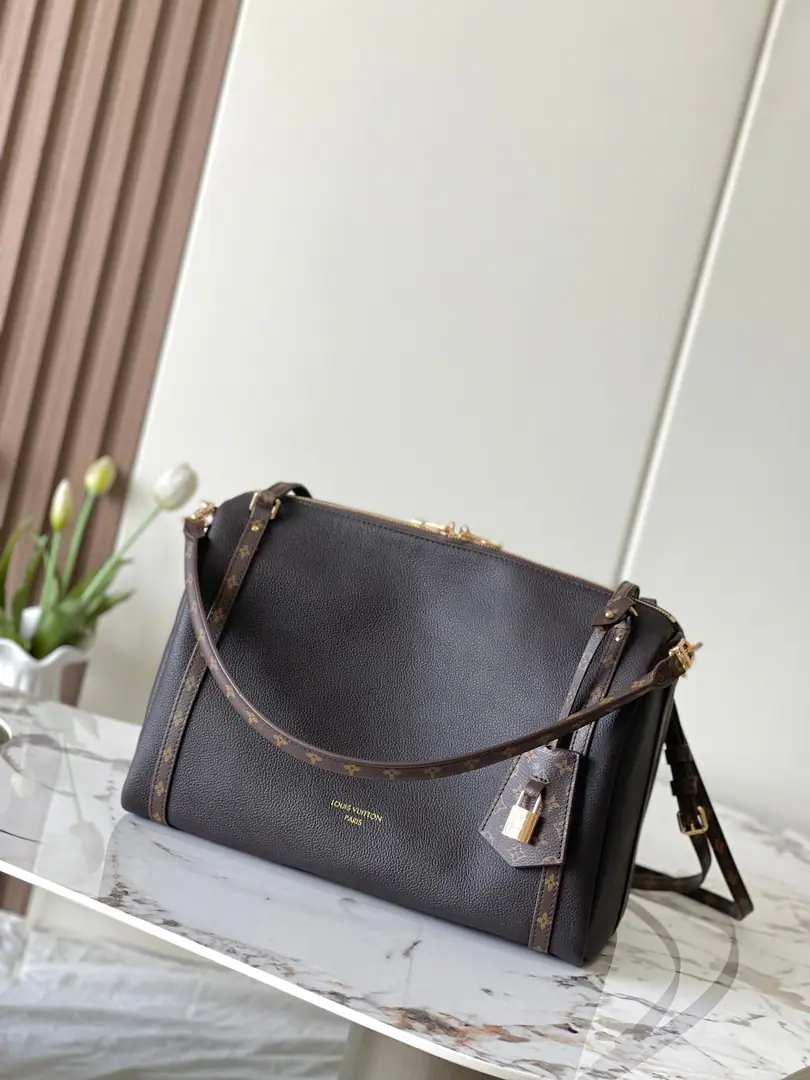 Paragraph26397Umino medium. Top First List Half steel hardware. c01Chip M26359Dark BrownM26358Almond.M26397Umino This season Express The middle-sized bag is for modern female craftsmen.. This paragraph is marked by a combination of cattle leather. Monogram The classic canvas.. Monogram The flower line is a tribute to the long-standing legacy of the brand., The best for urban life., But you can switch backs and backs and backs.. The key bag and the lock on the pointer pen., Add a little more subtle detail to the overall design.. 24 x 18.5 x 36 centimetres (High x Kuan x Length)