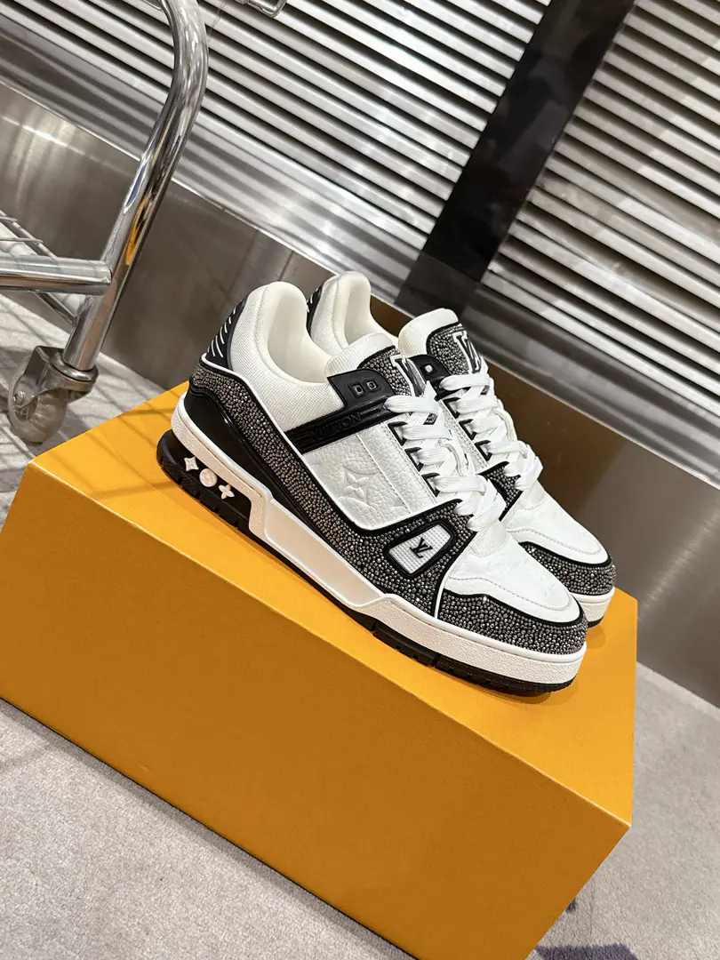 🏧𝗟𝗼𝘂𝗶𝘀𝗩𝘂𝗶𝘁𝘁𝗼𝗻Couple money.👫" LV trainerGlobal limitbulingbuling✨The top-of-the-shoe Quality of the Recreational Sports Shoes Series！ Louis Vuitton, Director of Art.Virgil Abloh The new revolutionary work that we've brought in. I want to put street style into shoe-shoe fashion., More young., Diversity. You're more personal with different socks.😍 Original custom-made cow skin.A special stamped cowboy cloth package. The luxuries of the membrane crystals can't drill. Packet process Solid sewn by locks TPUThe original is comfortable. Full package with original gift box Size35-45 [Women40.41Men45Do it.]