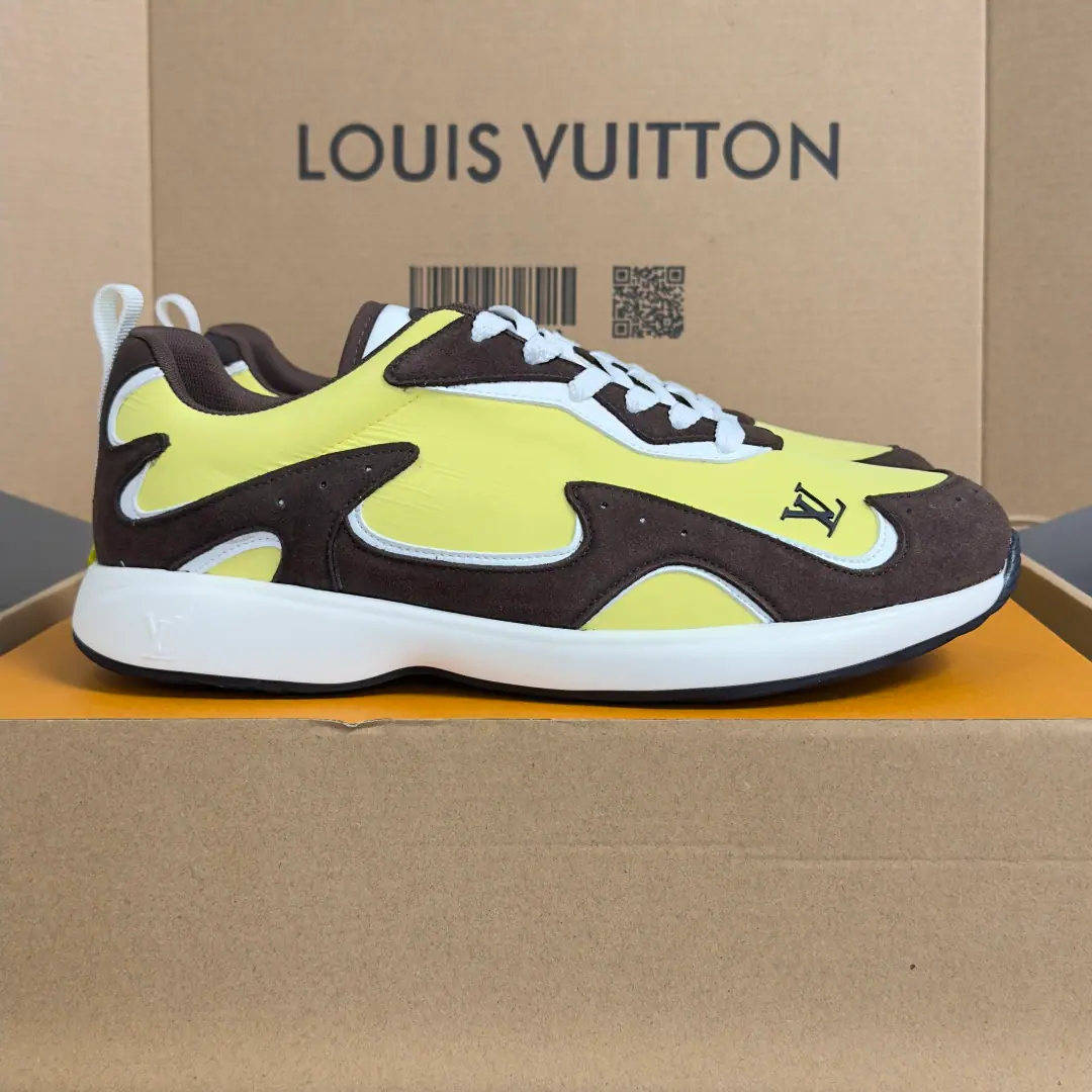 Top Version: Men LVLouis Vuitton.LHome. Donkey. FW26 NewDropSeries Leisure Sports shoes Run-shoes. Louis Vuitton's shoe-shoe series is a match for the needs of the occasion.: A-twigs and shoes, commercial or formal., Boots., Mokasin and LeFoot are all over the place., There's another brand. LV Trainer You can choose a high-end or low-end sports shoe.. Director of Creative Pharrell Williams Every season is a new classic. Send a cabinet for fine packaging🛍📦 ▪️ Fabulous.: Original custom nylon+Cow leather. ▪️ Uchi.: The original custom-made air network. ▪️ Shoes under the sole.: Original modeling of slide-resistant rubber material ▪️ Bottom: 3.5CM ▪️ Size: Men39-45