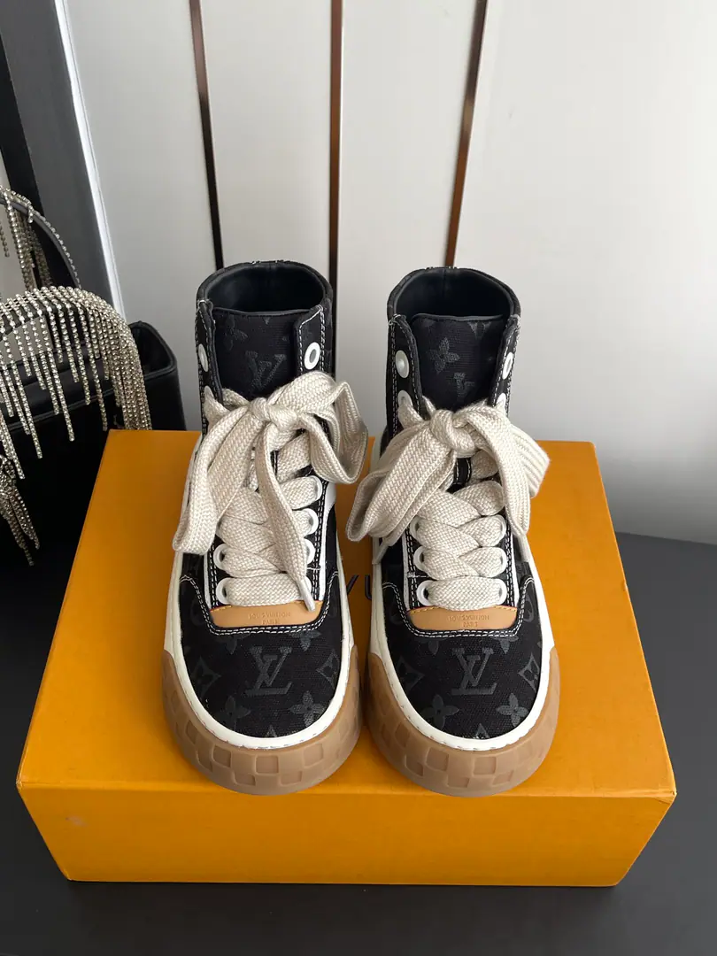 🏧𝐋𝐨𝐮𝐢𝐬 𝐕𝐮𝐢𝐭𝐭𝐨𝐧New paragraphLVThe Cheeky Ko Gang. Leisure sports shoes Original1:1Development！The upper foot is very comfortable. Luxury materials, - I'm doing a little work., The bottom print is European English letters. The shoes are imported from Italy, the skin is combing., The side of the side is branded.LOGOSigns and signatures, The latest emulsion pad.➕The netted inside., I'm so comfortable with my feet.. Original factory-specific double colourTPUGroup Bottom. Packet process Solid sewn by locks Codes: 35-45（Women40 Men45Make a reservation.）