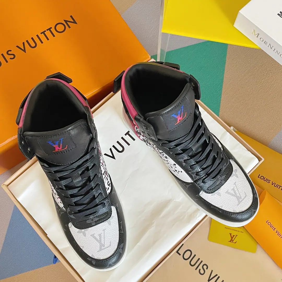 Top Version:Ko Gang! LVLouis Vuitton. LHome. Donkey.RivoliSeries Ko Ko-kwan! Leisure Sports shoes Shoes. Original procurement development Make the goods. Paragraph Rivoli High-band sports boots for cow leather., ♪ To show the classics with a sharp brush Damier Pattern. But the steady Louis Vuitton sign shoe belts are constantly designed., Rubber external configuration refined. Send a cabinet for fine packaging🛍📦 ▪️Fabulous.: Original import of head-level cattle skin ▪️Uchi.: The original custom-made air network. ▪️Shoes under the sole.: Original modeling slide-proof rubber floor ▪️Bottom: 2.5CM ▪️Size: Men38-45