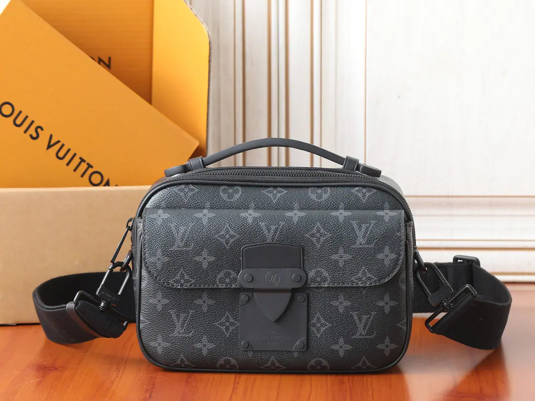 【 C01Dynamic chip】Top First List, Development of the original✨‼️Paragraph S Lock Mailman bag by Monogram Macassar The canvas is made., New lock buttons Georges Vuitton At 1886 The hard-box locks that were designed for the year were inspired.. Special plastic surgery gives a visual mound for this magnetic inhaling metal lock.. Add space-rich zipper partitions, Hardbox-style leather handles and... LV Identified shoulder belt, Fashion is a style., Easy to use. Monogram Macassar - Tied canvas.Epi The leather edge is attached to a leather handle of black metal with a thick liner. V Sewline and pressure marks one.S A magnetic inklock is a large front bag, a large zipper., Regable shoulder belt！！Model:M45806. Dimensions:22x18x8CM