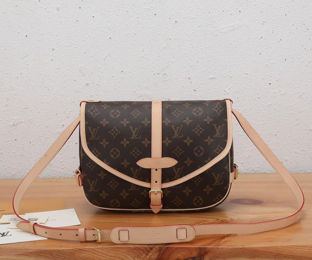 P‼️Top First List, Enhanced version‼️ Central-Emergency Series SAUMUR Medium Handbag AdoptionMonogram The canvas. Saumur The middle handbag shows the grace of nature.. It's more fashion-oriented when you slash it., A fine cow's skin is a very feminine shape.. Model: M40710 Dimensions: 28 x 11 x 20 centimetres (Length x High x Kuan)