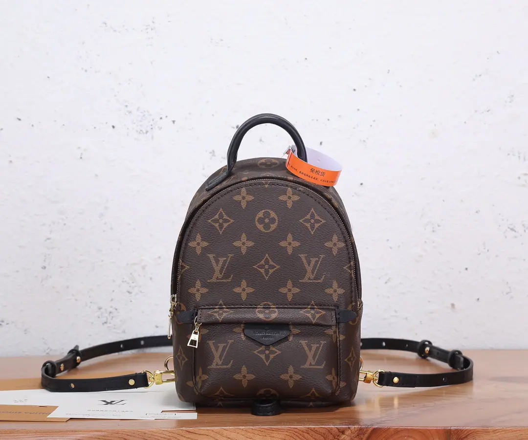 P【 C01Dynamic chip】‼️Top First List, Enhanced version‼️Palm Springs The mini-sands of the city with new pens.. Monogram The canvas is embedded in soft leather edges and bright metal pieces, Foam back line, sew strap to shoulder or slash. Model: M44873 Dimensions: 17 x 22 x 10 centimetres (Length x High x Kuan)