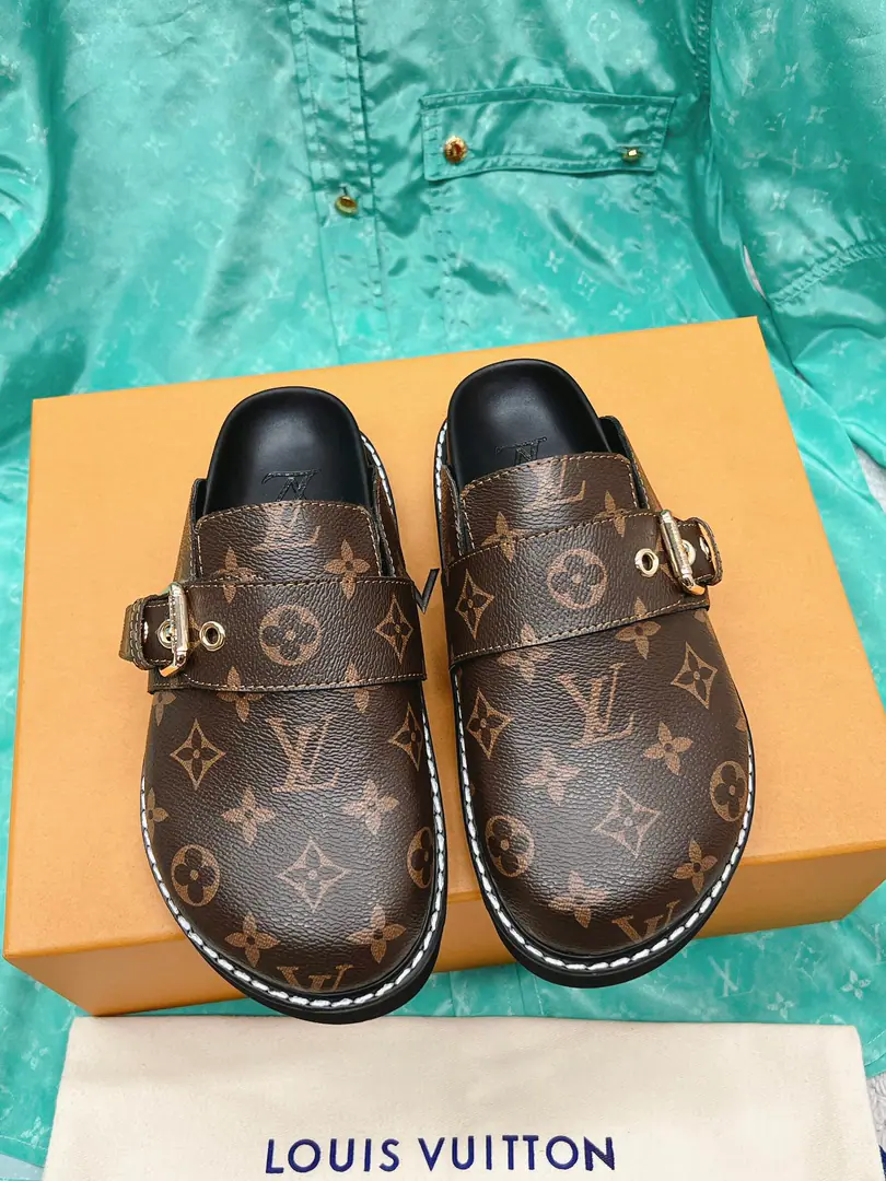 🐼 Female size Men 《Unique top version》 Louis VuittonLouis Vuitton. LvThe slipper. 2023Spring and summer's latest boom series.……【The couple's colored and the flowers are drowsing.】 High-level lazyness., I'm not tired of watching., Fashion Fill！The details are felt in your heart. ❶Fabulous.:Original Open VC➕Press FlowersLoGoProcesso ❷Uchi.:Lamb skin. ❸Bottom:Original Open UBubbles ❹Otsumi!:Original Open U➕ VCnegative combination ❺Codes:Female size35-40（40Custom）. Men38-45（45Custom）