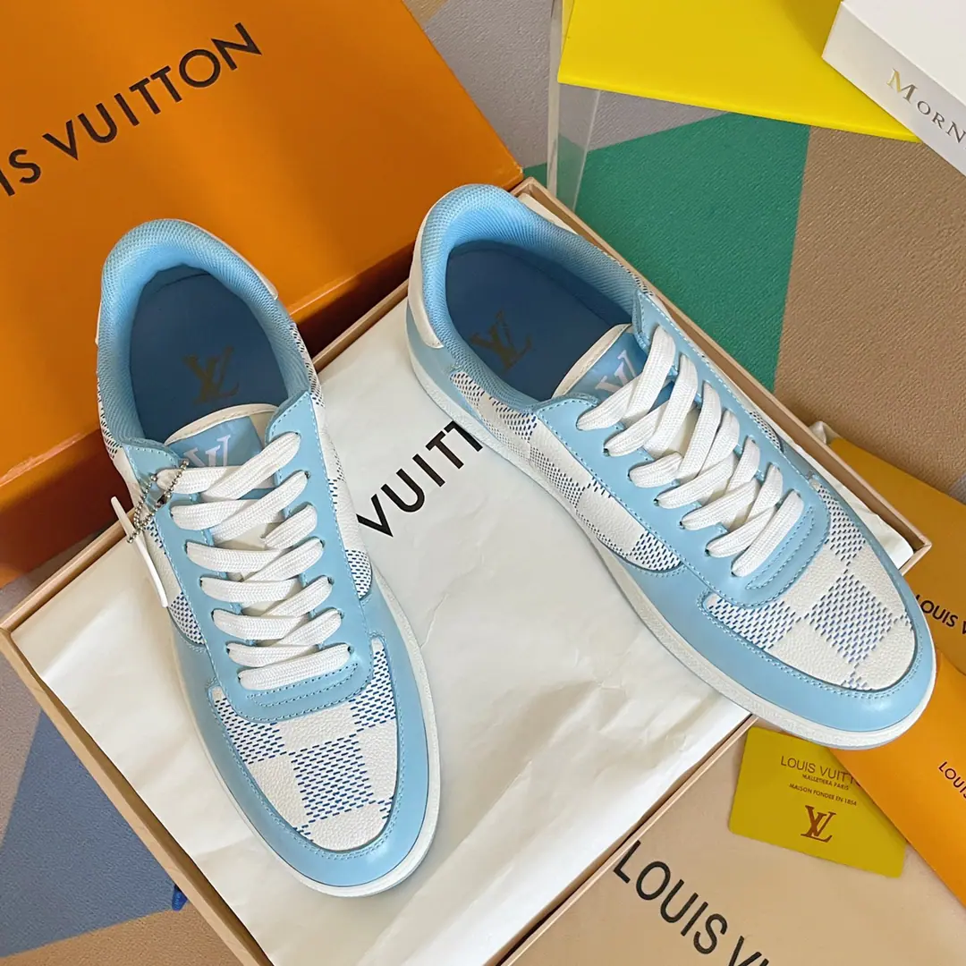Top Version: Low Gang! LVLouis Vuitton. LHome. Donkey.RivoliSeries Ko Ko-kwan! Leisure Sports shoes Shoes. Original procurement development Make the goods. Paragraph Rivoli High-band sports boots for cow leather., ♪ To show the classics with a sharp brush Damier Pattern. But the steady Louis Vuitton sign shoe belts are constantly designed., Rubber external configuration refined. Send a cabinet for fine packaging🛍📦 ▪️Fabulous.: Original import of head-level cattle skin ▪️Uchi.: The original custom-made air network. ▪️Shoes under the sole.: Original modeling slide-proof rubber floor ▪️Bottom: 2.5CM ▪️Size: Men38-45