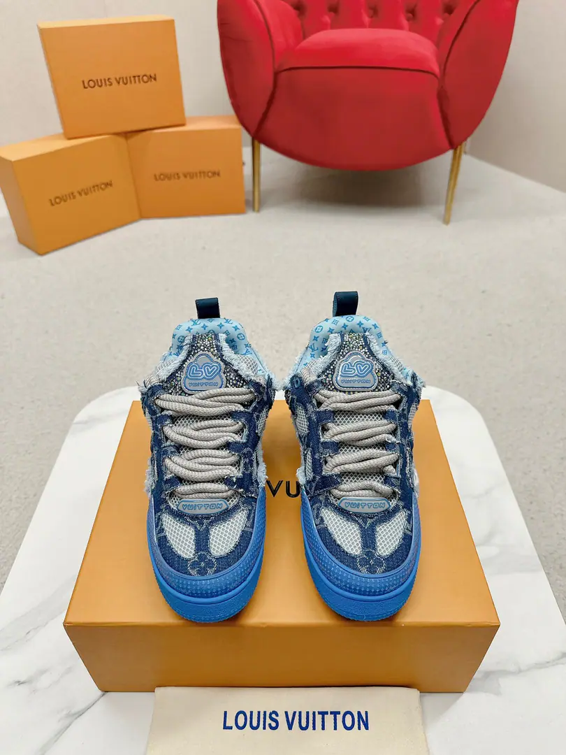 🅿️ Louis Vuiton·Louis Vuitton.🍀 🍀 LV SkateA series of bread shoes.-Skis.-Basketball shoes.-Leisure sports shoes Top Version🔝Original purchase development for sale👍🏻[Fireworks]LV SkateFrom2020Start extensionThe ViewProfessional skateboarding., It's been going on.90The big ones.. The designers added the stylish element., Like open-faced shoes and tongues and direction.Axion, esandDCThe strap of honor.. This one.LVSK8The sneakers are different from the typical skateboard shoes., It's made of cowbucks., WithTPUArranged andMonogramTexture. And finally..., And on his heels and his tongue.logoAnd the side flower pattern.. ☑️ Fabulous.:Original customized head-level cattle skin+Airnet. ☑️ Uchi.:The original imported air network. ☑️ Codes:Women35-40 Men39-44（Women40 Men45.46Custom No re-election.）