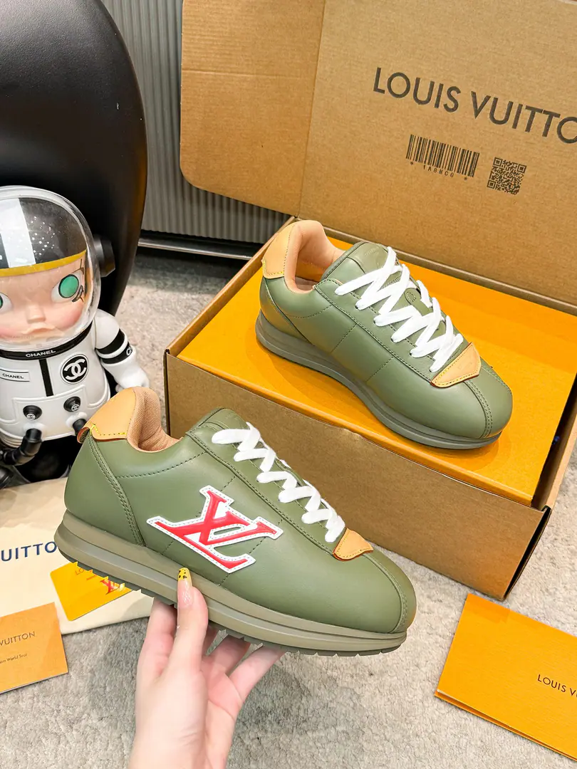 ❤️Couple money. Louis Vuiton Louis Wittenfield's joint show-off fat-ding-ass sports shoes. Gumps. High-end version This series includes a series of sports shoes from the simple style of the game to the popular sneakers. LV It's a sign of its thickness and modern beauty. The other formulas are luxuries, skins. - It's a leather and canvas. Some sneakers are designed with a sense of future. It's a function and comfort. And move on to the sports-style luxury shoes. Every detail is as it is.1:1Development Fashion original custom-made head-decked cow skin Inside, in the air network. The original shoe bottom is skating.TPUMaterial Bottom: 3CM Codes: Women35-40 （Women40I'll make sure I don't change it.） Men39-45 （Men45I'll make sure I don't change it.）