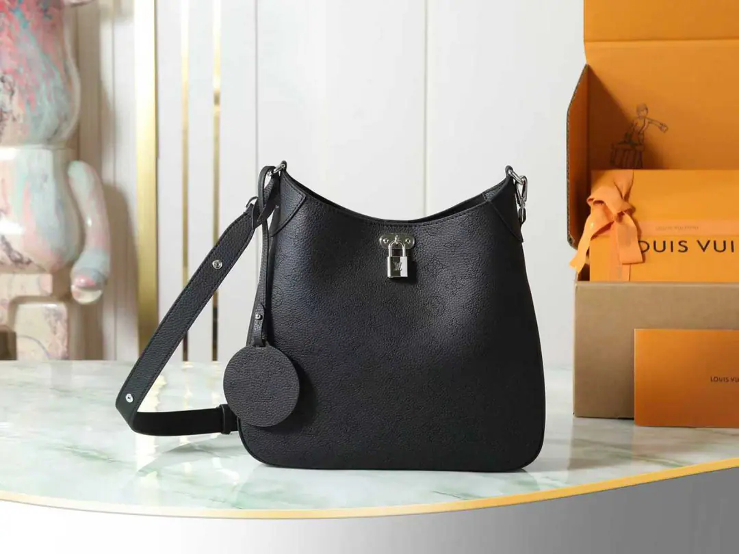 【Top First List It's so exclusive.】M14618Black M14617Gray Paragraph All Around The medium handbag is a picture of the flower leather. Monogram Puncture pattern, To upgrade the classics with a locking button.. Leather decorations show the details of the heart of the craftsman., ♪ No matter how slanted or shoulder ♪, You can all be elegant and show your daily shape.. Dimensions: 28x25x8cm