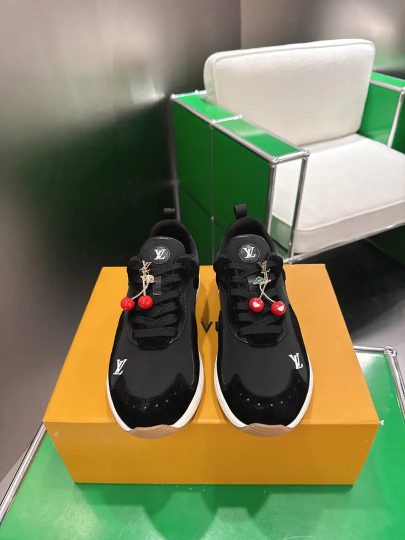 Top Version: （k ) LVLouis Vuitton. NewDropA series of leisure shoes. Run-shoes.‼️ Louis Vuitton's shoe-shoe series is a match for the needs of the occasion.: A-twigs and shoes, commercial or formal., Boots., Mokasin and LeFoot are all over the place., There's another brand. LVTrainer You can choose a high-end or low-end sports shoe.. Director of Creative Pharrell williams Every season is a new classic. Fabulous.: Original custom nylon＋Cow leather. Uchi.: The original custom-made air network. •Shoes under the sole.: Original modeling of slide-resistant rubber material Bottom: 3.5CM Size: 40-45