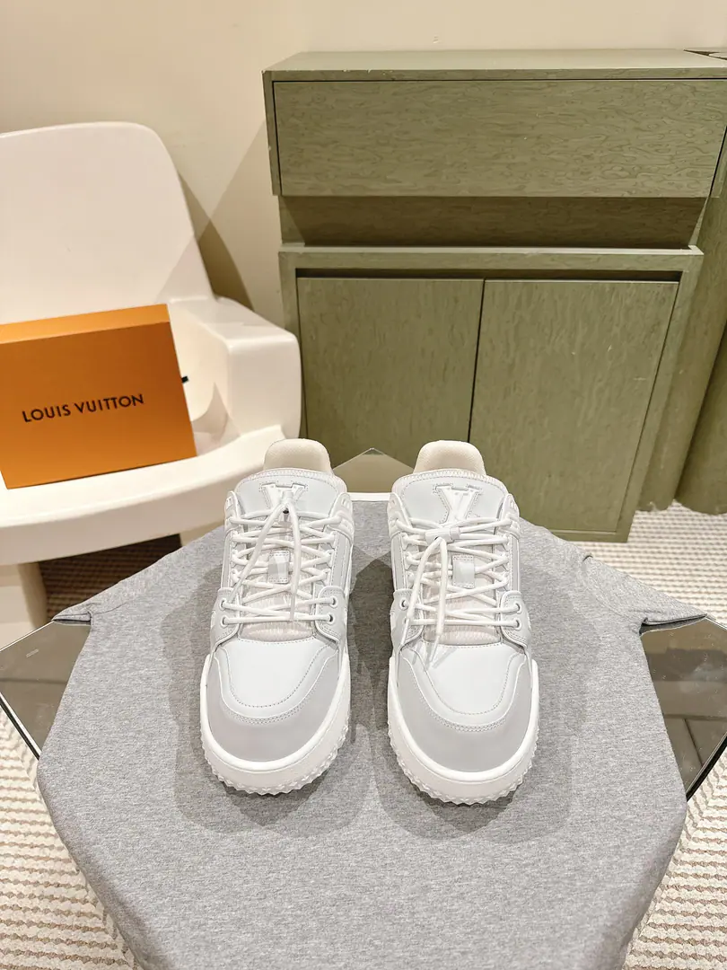 (Fat version upgrade) | ²⁰²4 𝐬𝐬 🤍🤎A couple of oxen.❗LV Louis Vuitton.Trainer Recent Colour. Sports shoes. Cute fat.trainer, To buy the style with your eyes closed., Break a single change in color, You're younger and fatter.trainerOr a Fester Shoes., The Queen of the House of Lords is a man of the past., But the most classic fatty shoes., The classic color., High-end atmosphere upgrade Every color is great.！The original open-cut, cute button., The original is exactly the same material for work detail. All kinds of skin.TPU Brush Super-complicatedTPUOriginal Base, Original Packaging Coded female35-40 Men39-45