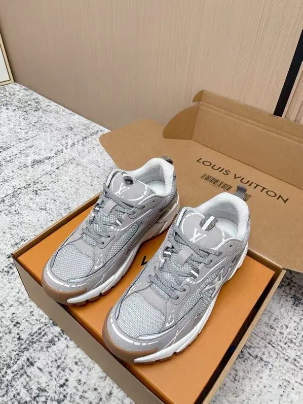 Top Version LV trainer~~New Upgrade~~Classic Return❗ Couple money., Skis., Basketball shoes., Sports shoes…… LVNew Sports Series. The reenactment.. Into the family's many classics.. Super handsome.~~ Full leather fabric., MatchLvThe badge., In the airnet., Original Base, Original shoes,, More details are perfect for the big stuff. size: 39—46（Men46Do it.）